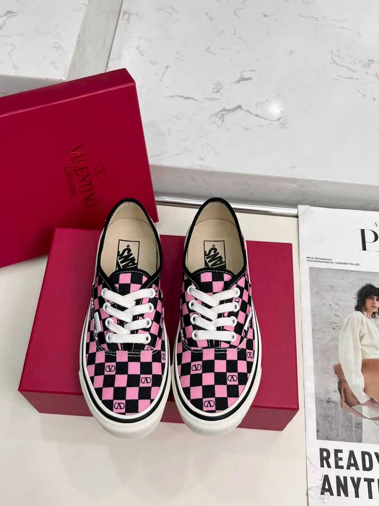 [Valentino Giving classic shoes a personality that spans the ages. Many celebrities - Jolin Tsai. Yang Zi. Liu Wen. Ma Baiquan. Choi Soobin. freen. Song Zuer. JJ Lin. zel. Cecilia Cheung. shark. Xin Yunlai...same style.